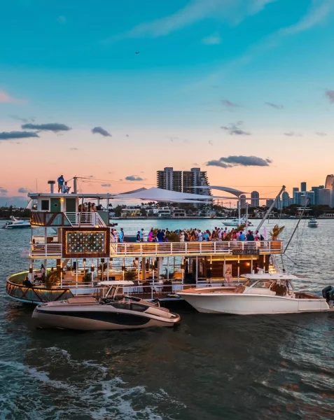 Best Boats for 30 to 50 Guests: A Full-Capacity Guide
